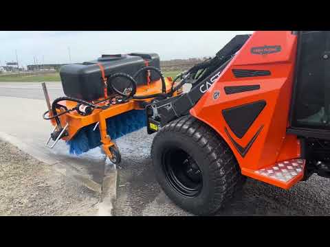Видео: Работа итальянского погрузчика CASTLOADERS с очистительной щёткой! #спецтехника #погрузчик
