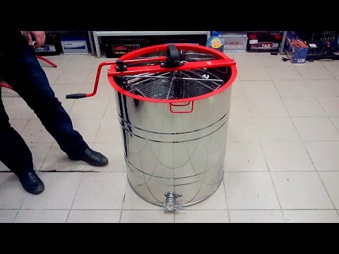 Видео: Обзор 4 х рамочной медогонки с оборотными кассетами  Review 4 framework extractor with seed tapes