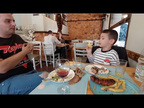 Видео: Вся Греция празднует!🇬🇷 Еле нашли столик, но оно того стоило! 😮🍝