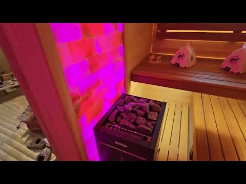 Видео: Отделка сауны в Москве Канадский Кедр Harvia Virta Combi Гималайская Соль
