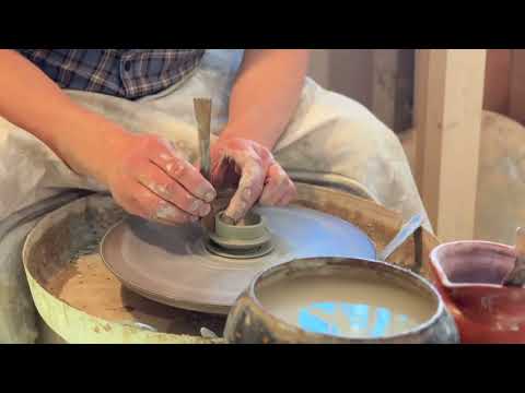 Видео: Выкручиваем крышку для чайника на гончарном круге.