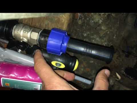 Видео: Сантехнический колодец. Попытка установки крана на ПНД трубу под давлением. Часть 1.