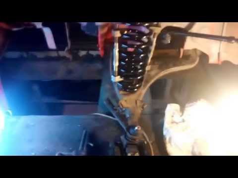 Видео: mercedes 190-ставим переднюю пружину одной рукой)