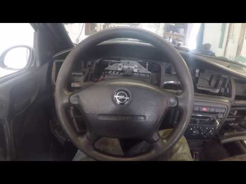 Видео: ОПЕЛЬ ВЕКТРА Б (не работает дисплей) как снять приборную панель.