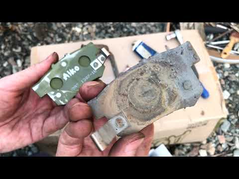 Видео: Клинят суппорта что делать. Honda Odyssey Замена колодок  ホンダブレーキキャリパー修理