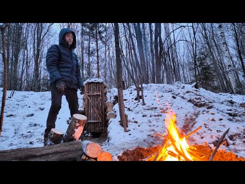 Видео: ТАЙНАЯ ЗЕМЛЯНКА СПАСЛА ОТ ХОЛОДА, СОСИСКИ НА КОСТРЕ , НОЧЬ В ЗЕМЛЯНКЕ