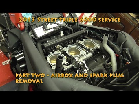 Видео: Обслуживание Street Triple R 6000 2013 года, часть вторая. Снятие воздухозаборника и свечей зажиг...