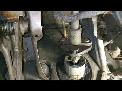 Видео: Течёт сальник рулевой колонки, снятие, Опель Вектра А. # 1часть.