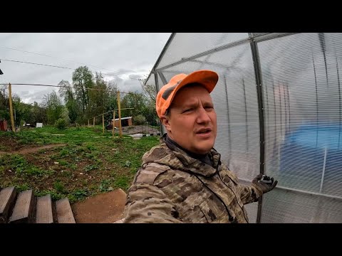 Видео: Укладываем тротуарную плитку в теплице и собираем грядки