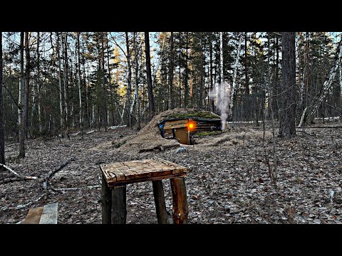 Видео: МИНИ-ЗЕМЛЯНКА в ЛЕСУ - делаю откидной лежак и покрыл полы лаком | КТО БЫЛ в ЗЕМЛЯНКЕ?