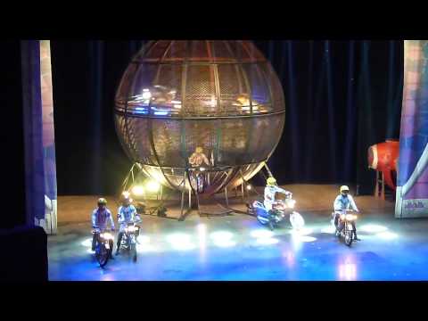 Видео: Просто ВАУ.Китайский цирк в Пекине. Мотоциклисты в шаре.  Chinese circus. Beijing