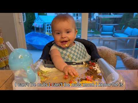Видео: 9-месячный малыш пробует мексиканскую еду! (Самая милая на свете!!)