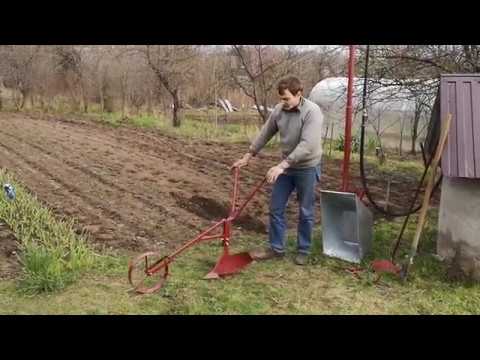 Видео: Ручной окучник Тяни-толкай универсальный.