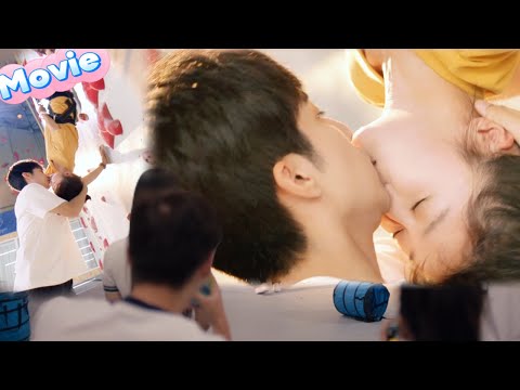 Видео: Обычная девочка целует звезду школы с высоты—все в шоке!🔥💋📱