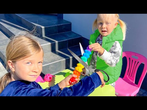 Видео: СОФИЯ И НИКА РЕЖУТ АНТИСТРЕССЫ. ЧТО ВНУТРИ Ч.2