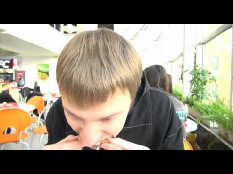 Видео: Костя ест 25 крылышек (полная версия) (25 крылышек KFC)