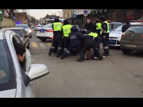 Видео: ИДПС – ЯРМОЛЕНКО: ВОДИТЕЛЬ, ТАК КАК У ВАС НЕТ В/У, Я БУДУ ВЫНУЖДЕН ПРИМЕНИТЬ К ВАМ ФИЗИЧЕСКУЮ СИЛУ…