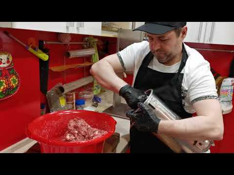 Видео: Делаем краковскую колбасу из говяжьей и свиной вырезки