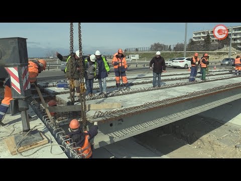 Видео: В процессе реконструкции моста через суходол идёт важный этап — монтаж пролётного строения