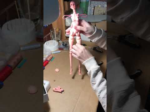 Видео: Как собрать шарнирную куклу на резинку. Перетяжка шарнирной Куклы. Мастер класс.