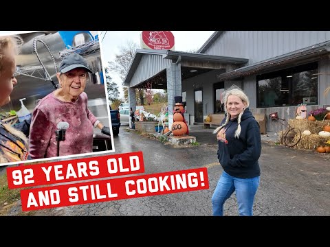 Видео: 92-летняя мисс Филлис всё ещё готовит завтрак! В ресторане Whistle Pig в Юинге, штат Вирджиния.
