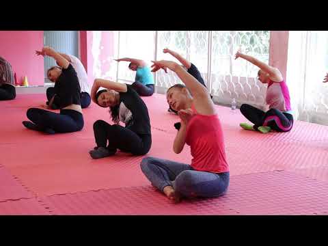 Видео: Парная тренировка для растяжки всего тела / Stretching