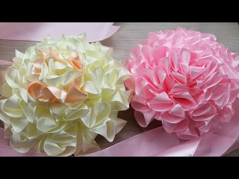 Видео: Большие цветы из атласной ленты/Бант на выписку из роддома/Новые изделия с BeeBeecraft
