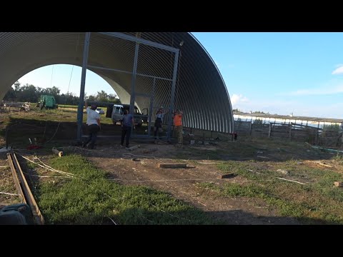 Видео: изготовление ворот для бескаркасного ангара (пятая часть)сварка,покраска ,установка ворот краном