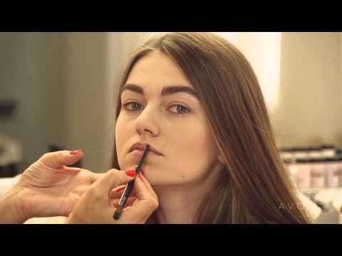 Видео: Визуальная коррекция тонких губ от Avon