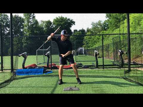 Видео: Как «держаться позади» при бейсбольном замахе