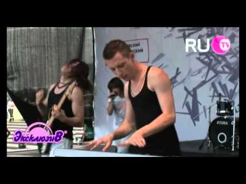 Видео: "Хаки" - "Люби кого хочешь" на концерте RU.TV