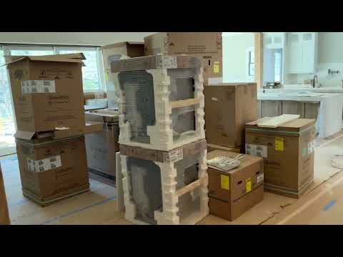 Видео: Пол ,плитка в елочку , дом у воды.