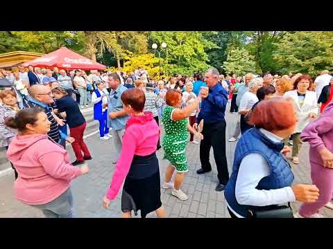 Видео: 13.09.25г... "Бабье Лето Виновато"... звучит на Танцполе в Гомельском парке... 