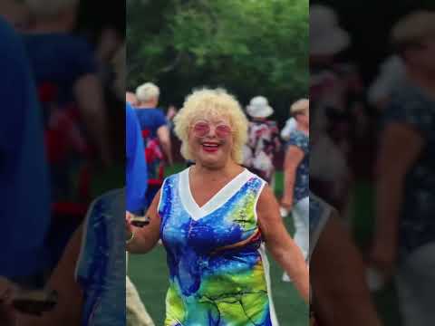 Видео: Танцы в Центральном парке Караганды