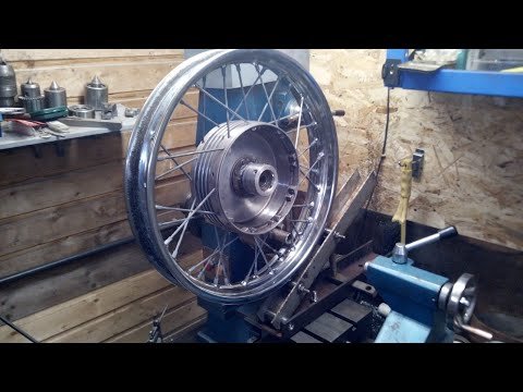 Видео: Прокатка вмятин обода спицованного колеса мотоцикла в самодельном приспособлении
