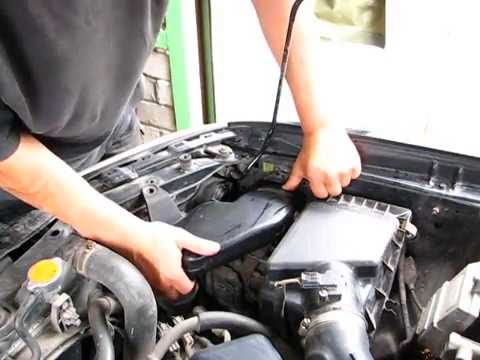 Видео: SUBARU Forester SG5. Замена лампочки ближнего света в правой фаре