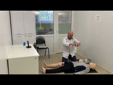 Видео: Оказание первой помощи пострадавшим. Сценарий №1 - Ранение бедра с сильным кровотечением и ожог.