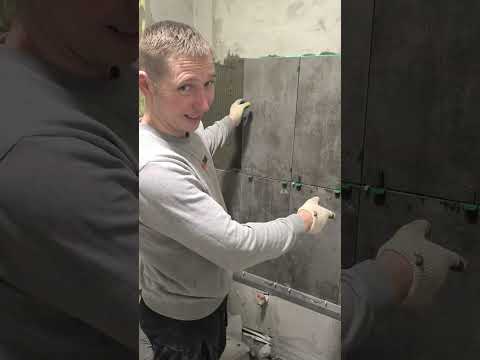 Видео: Клеим плитку на "СВП" систему выравнивания плитки. #Вашстроитель