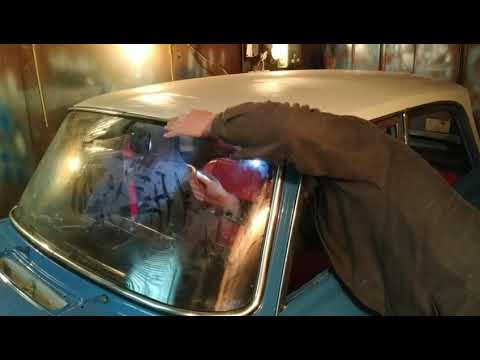 Видео: Как вставить стекло на автомобиле Москвич. Установка стекла Москвич.