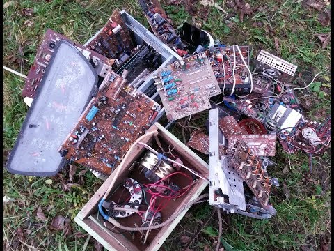 Видео: Свалка за гаражами.