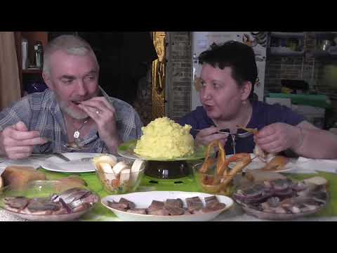 Видео: MUKBANG RUSSIA|СОЛЕНАЯ и КОПЧЕНАЯ СЕЛЬДЬ|БРЮШКИ И КАЛЬМАРЫ|КАРТОФЕЛЬНОЕ ПЮРЕ|ДОМАШНЯЯ ЕДА