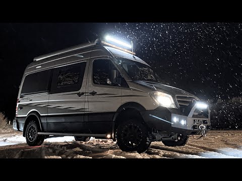 Видео: Winnebago Revel 4x4: модификации и улучшения | 18-месячный тур на фургоне