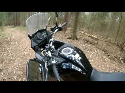 Видео: Обзор мотоцикла Suzuki V-strom 650 2019 года & Сравнение с Honda CB 400