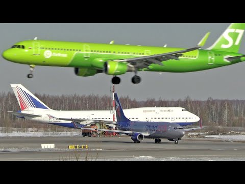 Видео: ...машет на прощание крыльями. Smartavia тоже уходит из Домодедово (март 2022)