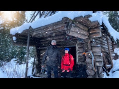 Видео: НАШЛИ ЗАБРОШКУ в ТАЙГЕ. НОЧЬ в ДВУХЭТАЖНОЙ ИЗБЕ. ВЫЖИТЬ ВМЕСТЕ. 3ч.