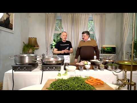 Видео: Борис Бурда и Савелий Либкин готовят на даче идеальное рагу с цыплёнком.