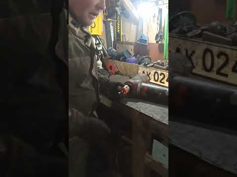 Видео: Ремонт передней балки т 40 в домашних условиях и установка ступиц 2птс4 старого образца на т 40.