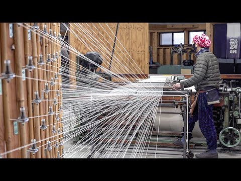 Видео: Наследие Ткачества: Изготовление Японских Фартуков "MAEKAKE" на 100-летнем Ткацком Станке