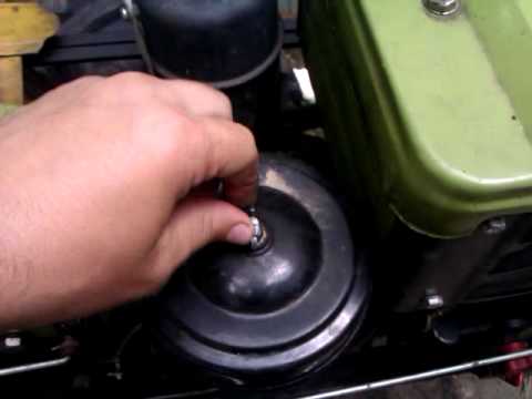 Видео: Мотоблок. Снимаю воздушный фильтр.