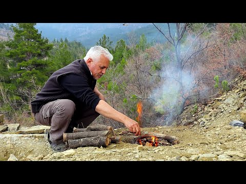 Видео: Приготовление сосисок в земляной яме | Рецепт картофельно-лимонного салата